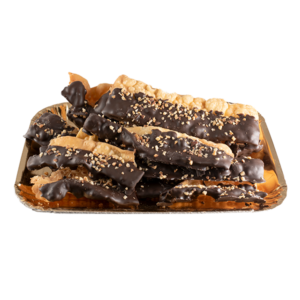 Chiacchiere al cioccolato con granella di nocciole